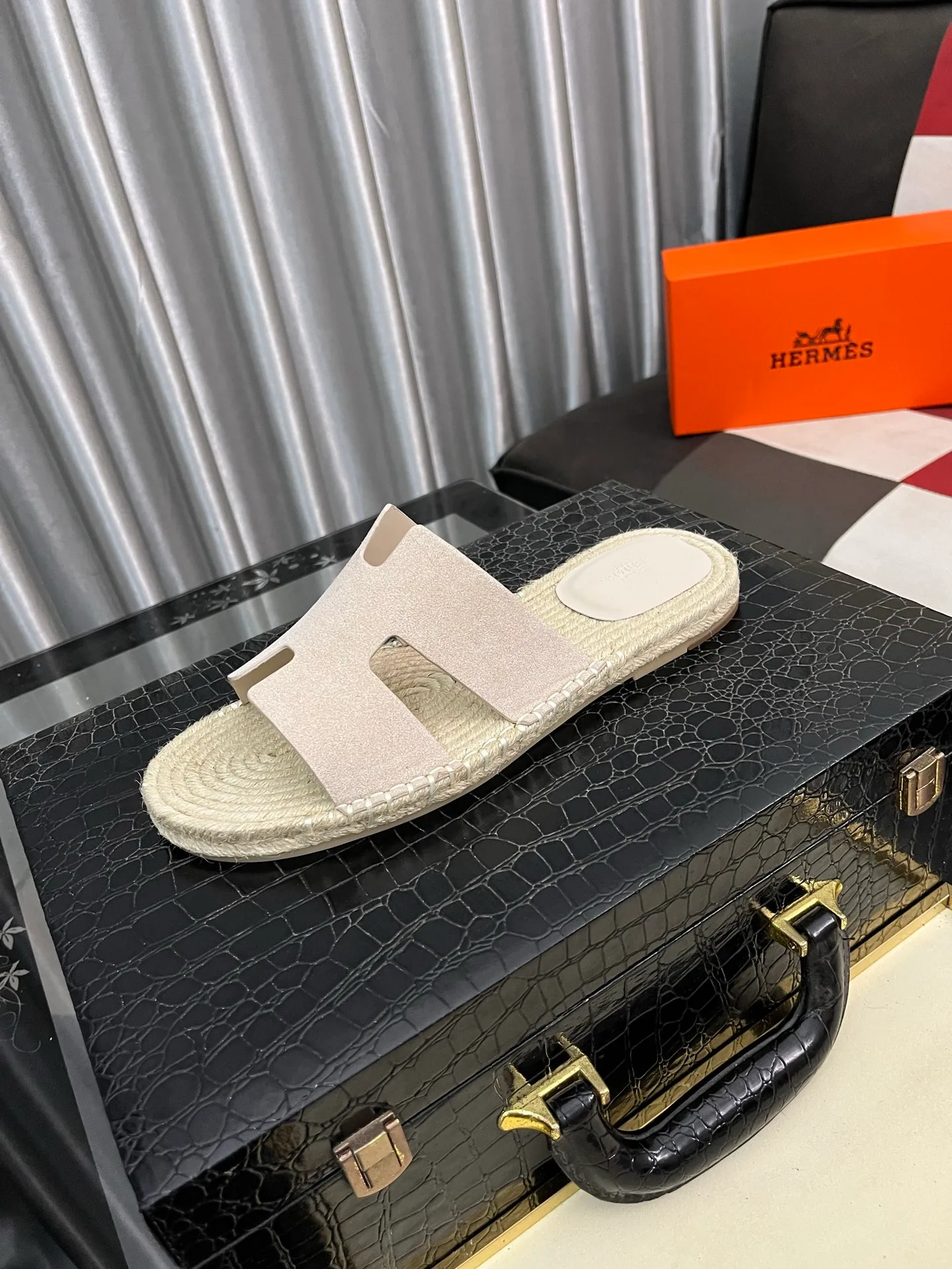 Men's shoes 💰320⌚️⌚️《HERMES》Hermès 💁♂️Men's casual slippers, quality comparison at counters🧚🏿♂️ The first layer of the upper is imported high mercerized matte, purely hand-drawn, raw rubber breathable and non-slip outsole, the lining is breathable and comfortable lambskin, the density is 100% comfortable, the original rubber outsole is wear-resistant and has a code number of 38-44. Can be customized 45-46-47